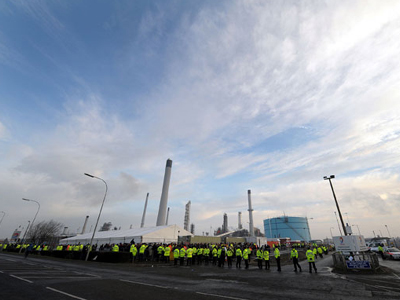 Ένα-ένα πέφτουν τα «οχυρά»