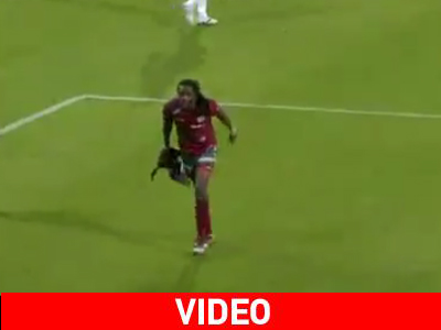 Κυνήγι… πάπιας σε ποδοσφαιρικό αγώνα