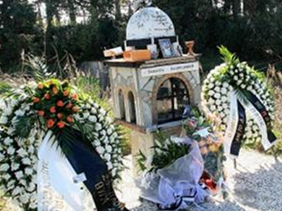 Μνημόσυνο για τα θύματα του δυστυχήματος στα Τέμπη