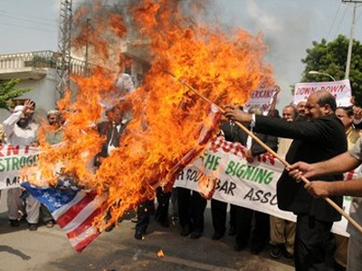 Και πάλι αίμα σε διαδηλώσεις για το κάψιμο του Κορανίου Και πάλι αίμα σε διαδηλώσεις για το κάψιμο του Κορανίου