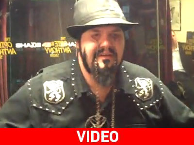 Σηκώνει βάρη με τα… βλέφαρά του!