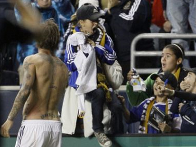 Ουάου! Ακούμπησα τον ιδρώτα του Μπέκαμ! Ουάου! Ακούμπησα τον ιδρώτα του Μπέκαμ!