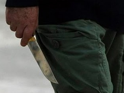 Το μαχαίρι στον λαιμό για λίγα ευρώ Το μαχαίρι στον λαιμό για λίγα ευρώ