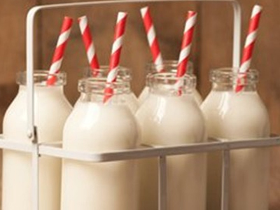 Διανομή φρούτων και γάλακτος στα σχολεία