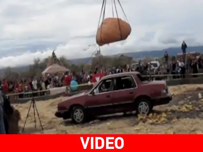 Γιατί να ρίξεις μια κολοκύθα 544 κιλών επάνω σε ένα αμάξι;