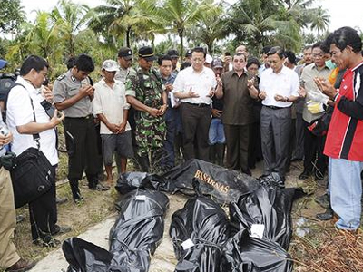 Διπλασιάστηκαν οι νεκροί από το τσουνάμι