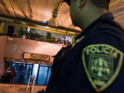 Γάζωσαν με αυτόματα 13 άτομα