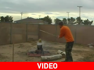 Βάζει τη γαλοπούλα στο καυτό λάδι. Τι θα γίνει;