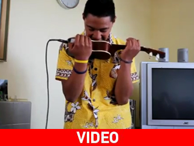 Παίζει έγχορδο όργανο με τα δόντια του