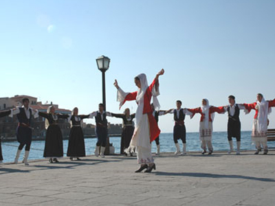 «Κρητικοπούλα» η… ξανθιά Θεσσαλονικιά