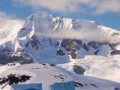 Τρεις σοροί εντοπίστηκαν στην περιοχή που προσέκρουσε γαλλικό ελικόπτερο