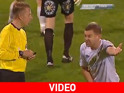 Γκολ με… δύο μπάλες στο γήπεδο!