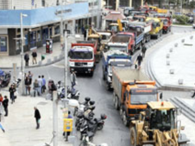 Πορεία διαμαρτυρίας με σκαπτικά μηχανήματα