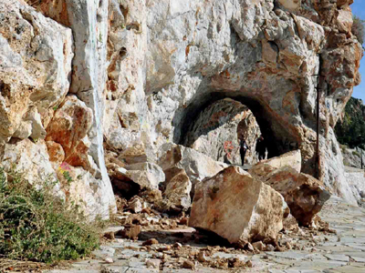 Οι κατολισθήσεις έκλεισαν τον δρόμο