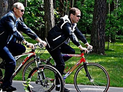 «Όλα καλά στη συνεργασία μου με τον Πούτιν» λέει ο Μεντβέντεφ