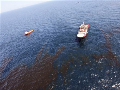 Προχωρούν οι προσπάθειες συλλογής του πετρελαίου