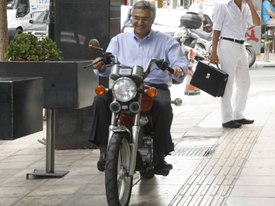 Οι κυβερνήσεις πέφτουν… ο Καρχιμάκης μένει