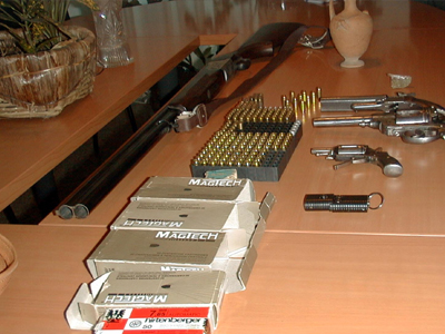 Βρήκαν ακόμα και βαλλίστρες