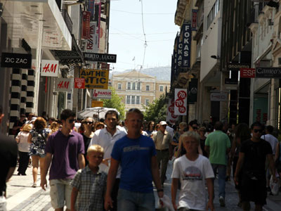 Δεν έχει πιάσει ακόμη «πάτο» η ελληνική οικονομία