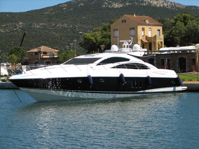 Θαλαμηγός προσάραξε σε αβαθή