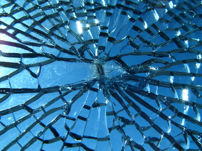 Πέταξε την φίλη του στην τζαμαρία και πέθανε… ο ίδιος