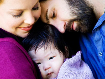 Αγκαλιά με την υιοθετημένη κόρη της