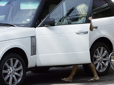 Έχει Range Rover και μένει… σε λυόμενο