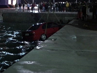 «Βουτιά» στο λιμάνι με το αυτοκίνητο «Βουτιά» στο λιμάνι με το αυτοκίνητο