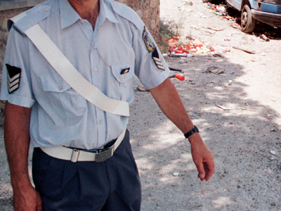 «Μαϊμού» αστυνομικός ξάφριζε αλλοδαπούς