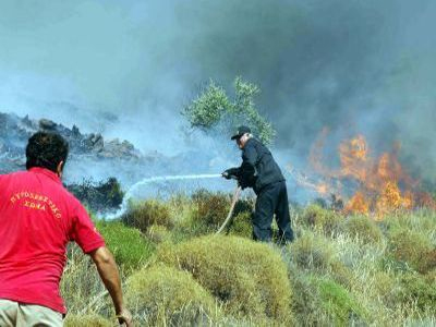 Σώοι οι λουόμενοι που παγιδεύτηκαν από την φωτιά