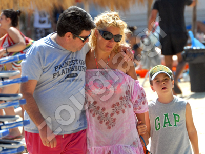 Η Ελένη Μενεγάκη στην Ψαρρού με τον σύζυγό της και τον φίλο της, Πέτρο Φιλιππίδη