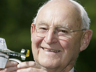 Ηλικιωμένος Βρετανός ταξίδεψε με 100 διαφορετικά μέσα μεταφοράς