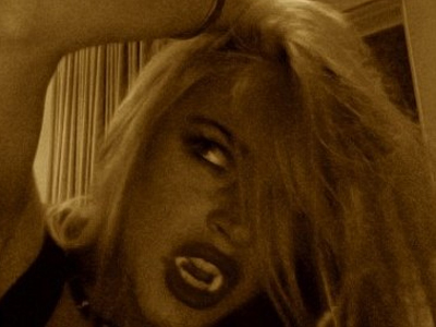 Τι κάνει η Linsday Lohan τις νύχτες;