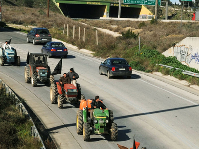 Παραμένουν στα μπλόκα