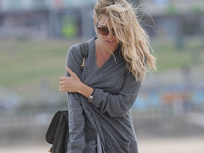 Η μελαγχολική βόλτα της Sienna Miller