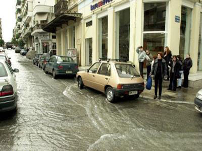 “Έσπασαν” τα νερά στη Λυκόβρυση