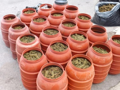 Ηράκλειο: Στον εισαγγελέα αύριο οι οκτώ για το χασίς στα βαρέλια και τα όπλα