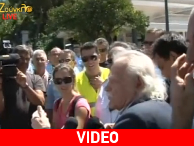 Ο Μανώλης Γλέζος στη συγκέντρωση των ενστόλων Ο Μανώλης Γλέζος στη συγκέντρωση των ενστόλων