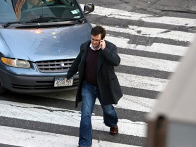 Eπικίνδυνη η χρήση κινητού από τους πεζούς