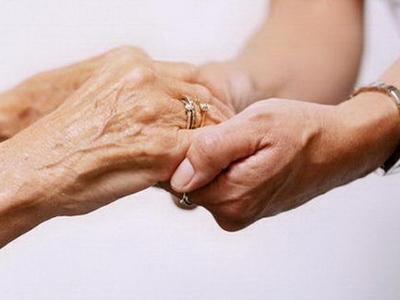 Η φροντίδα μειώνει τον πόνο των ηλικιωμένων