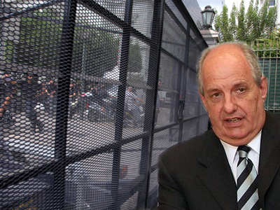 Τ. Κουίκ: «Να απομακρυνθούν τα κιγκλιδώματα από τη Βουλή»