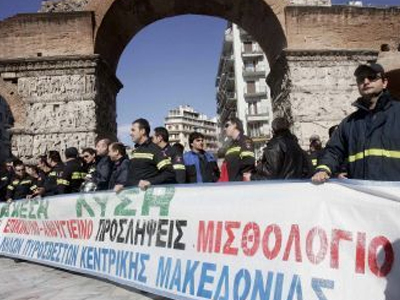 Πορεία ένστολων πυροσβεστών στη Θεσσαλονίκη