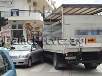«Τρελό» φορτηγό προσέκρουσε σε Ι.Χ. στην Πρέβεζα