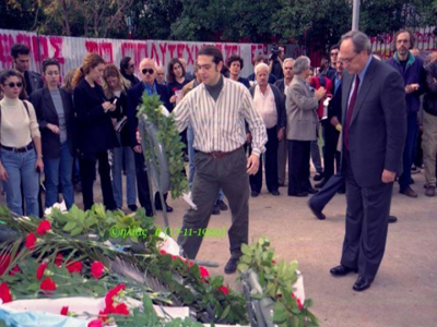 Ο  Αλέξης Τσίπρας καταθέτει στεφάνι στο Πολυτεχνείο με… κοτσίδα