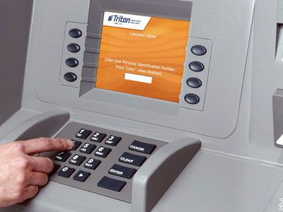 Της επιτέθηκαν ενώ έβγαζε χρήματα από ΑΤΜ