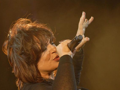 Η Χαρούλα Αλεξίου ταξιδεύει και μας ταξιδεύει…