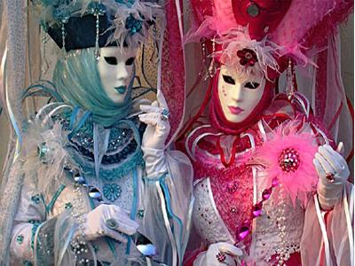 Έναρξη του ξέφρενου αποκριάτικου πάρτι στη Βαρβάκειο