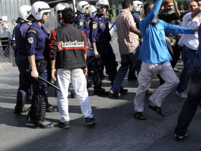 Επίθεση νεαρών στο Α.Τ. Άνω Πατησίων