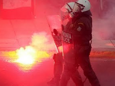 Επίθεση οπαδών με ξύλα και πέτρες σε αστυνομικούς