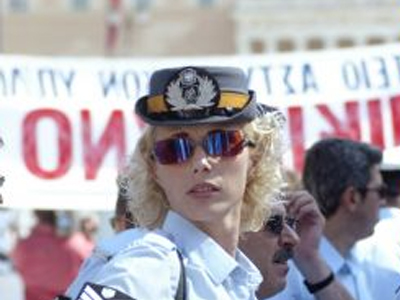 Μας παίρνουν πίσω τις ξανθιές